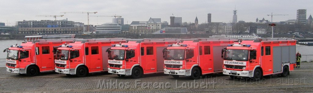 Neue LF`s fuer Koeln Uebergabe in Koeln Deutz an den Wachen  P035.JPG